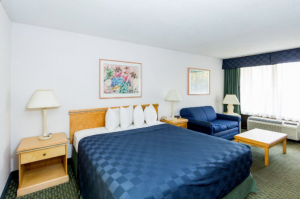 A large bed in a hotel room at the Maingate Lakeside Resort located in Kissimmee, Florida